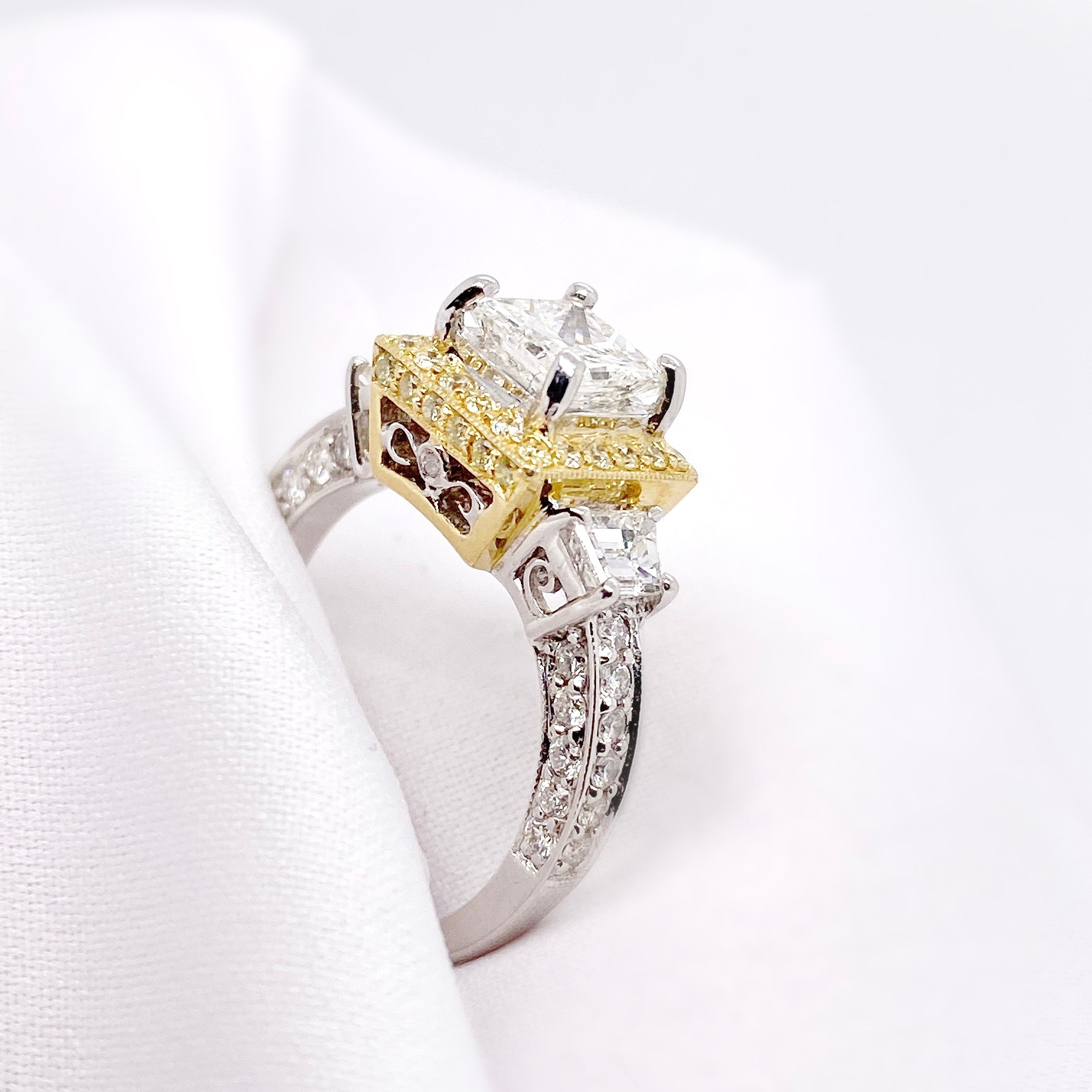 18Ct White Gold Yellow Gold Princess Cut 2.26Ct Tdw Engagment Ring